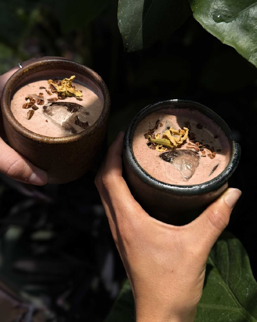 Cacao caliente servido en tazas de cerámica en la barra de cacao XELVAJE, Santa Tere, Guadalajara
