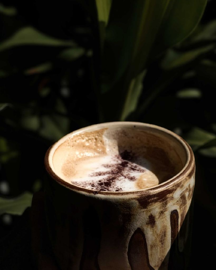 Latte de café de Chiapas en taza de cerámica